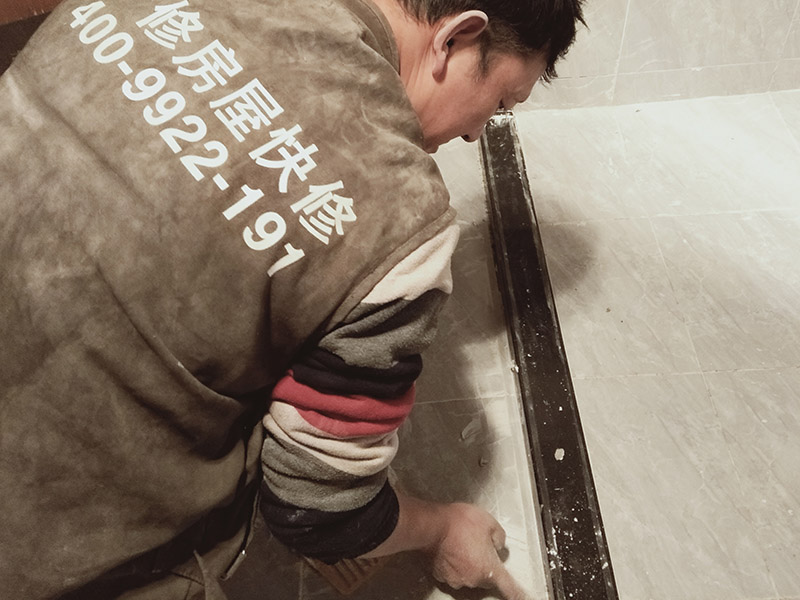 衛(wèi)生間改造瓷磚勾縫：一般在瓷磚完成24小時(shí)后才能開(kāi)始勾縫，填縫太早不但會(huì)令填縫劑返堿，還會(huì)影響瓷磚的粘結(jié)力。因?yàn)榇纱u鋪貼后，內(nèi)部的粘結(jié)材料起碼要24小時(shí)后才能完全干固，如果太早填縫會(huì)造成瓷磚高低不平或松動(dòng)脫落的現(xiàn)象。 裝修期間，場(chǎng)地比較容易臟，所以在填縫前必須先清理干凈場(chǎng)地，用吸塵器把縫隙中的灰塵雜物吸出來(lái)，如果地面有水分，必須清理干凈才行。