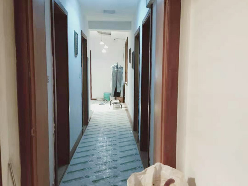 走廊成品保護(hù)措施：為加快先進(jìn)技術(shù)與現(xiàn)代管理方法和手段在項(xiàng)目的運(yùn)用，努力降低成本，提高工程質(zhì)量，確保全面實(shí)現(xiàn)對(duì)業(yè)主的承諾。施工現(xiàn)場(chǎng)隨著施工進(jìn)行，成品保護(hù)工作顯得尤為重要，做好成品保護(hù)工作，是在施工過(guò)程中要對(duì)已完工分項(xiàng)進(jìn)行保護(hù)，否則一旦造成損壞，將會(huì)增加修復(fù)工作，帶來(lái)工、料浪費(fèi)、工期拖延及經(jīng)濟(jì)損失。因此成品保護(hù)是施工管理重要組織部分，是保證施工生產(chǎn)順利進(jìn)行的主要環(huán)節(jié)。