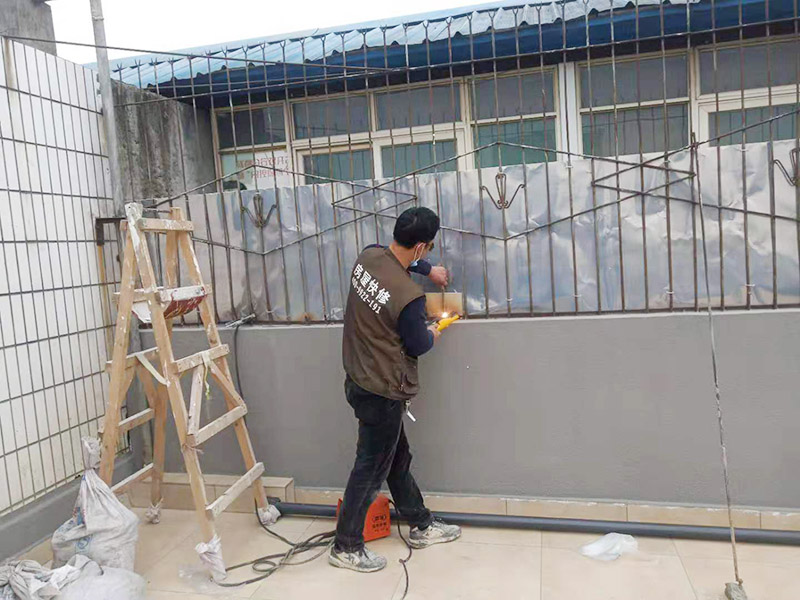 屋頂欄桿安裝：先把橫桿和豎桿分開；把防水圈放進(jìn)其中的兩根橫桿里（只需要放朝上的一個(gè)面）最上面一個(gè)橫桿是不用放的；最上面橫桿上的防水圈是先穿進(jìn)豎桿里的（注意方向不要放錯(cuò)）；找出兩根帶小圓孔的豎桿把這兩根豎桿穿進(jìn)橫桿處有圓孔部位里，用螺絲固定（最下面一個(gè)橫桿的螺絲等全部組裝好以后才固定）；依次把其他豎桿也同樣穿進(jìn)橫桿里；全部豎桿穿好后把卡片豎直放進(jìn)豎桿的孔里，再轉(zhuǎn)動(dòng)卡片，讓它卡進(jìn)豎桿里；把組裝好的護(hù)欄，用連接件把橫桿和立柱連接，用螺絲固定；把腳板用膨脹螺絲固定在地面上。