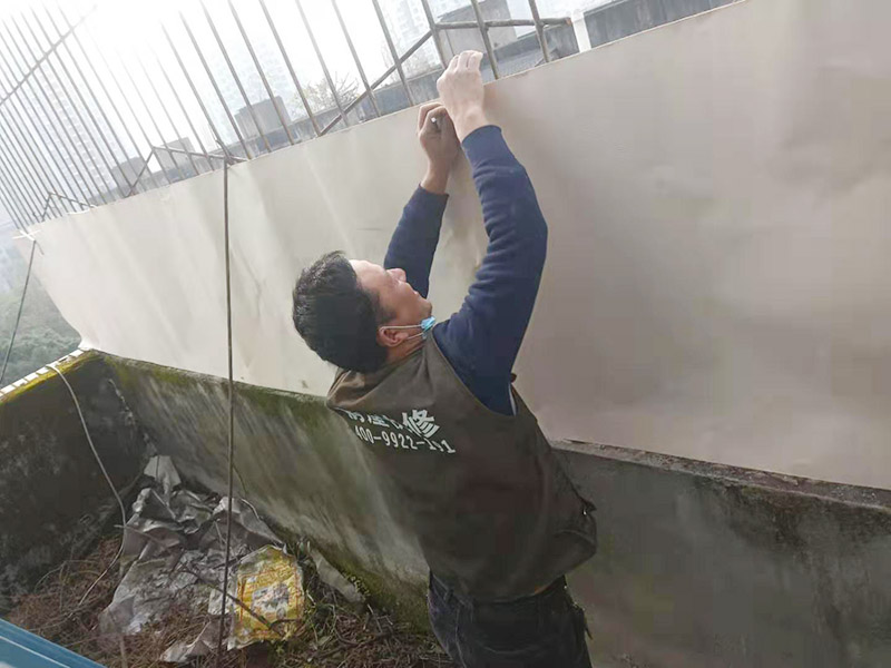 屋頂欄桿安裝：先把橫桿和豎桿分開；把防水圈放進(jìn)其中的兩根橫桿里（只需要放朝上的一個(gè)面）最上面一個(gè)橫桿是不用放的；最上面橫桿上的防水圈是先穿進(jìn)豎桿里的（注意方向不要放錯(cuò)）；找出兩根帶小圓孔的豎桿把這兩根豎桿穿進(jìn)橫桿處有圓孔部位里，用螺絲固定（最下面一個(gè)橫桿的螺絲等全部組裝好以后才固定）；依次把其他豎桿也同樣穿進(jìn)橫桿里；全部豎桿穿好后把卡片豎直放進(jìn)豎桿的孔里，再轉(zhuǎn)動(dòng)卡片，讓它卡進(jìn)豎桿里；把組裝好的護(hù)欄，用連接件把橫桿和立柱連接，用螺絲固定；把腳板用膨脹螺絲固定在地面上。