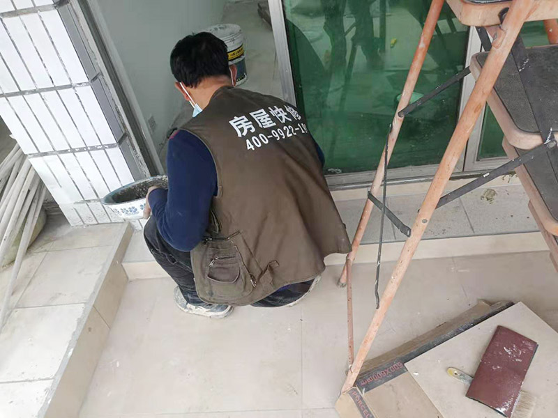 屋頂欄桿安裝：先把橫桿和豎桿分開；把防水圈放進(jìn)其中的兩根橫桿里（只需要放朝上的一個(gè)面）最上面一個(gè)橫桿是不用放的；最上面橫桿上的防水圈是先穿進(jìn)豎桿里的（注意方向不要放錯(cuò)）；找出兩根帶小圓孔的豎桿把這兩根豎桿穿進(jìn)橫桿處有圓孔部位里，用螺絲固定（最下面一個(gè)橫桿的螺絲等全部組裝好以后才固定）；依次把其他豎桿也同樣穿進(jìn)橫桿里；全部豎桿穿好后把卡片豎直放進(jìn)豎桿的孔里，再轉(zhuǎn)動(dòng)卡片，讓它卡進(jìn)豎桿里；把組裝好的護(hù)欄，用連接件把橫桿和立柱連接，用螺絲固定；把腳板用膨脹螺絲固定在地面上。