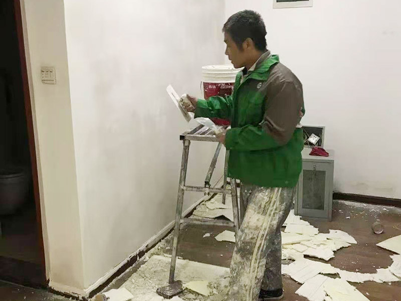 舊墻紙鏟除翻新：對于表面光潔，質(zhì)地類似于塑料的墻紙，可用手直接將其剝離。其剝離的步驟是，在墻體的頂端部分，用美工刀將墻紙的翹起，在用手捏住翹起的墻紙，將其往下慢慢的剝落。要注意的是，墻紙在從墻上剝離時，最好要從上往下剝離，這樣的才能夠更容易的將墻紙從墻上剝離下來。 對于較難拆除干凈的墻紙，可先用美工刀，將墻紙沿著水平線割開，每條割縫間的間距大約在20-25厘米間，這樣才能夠保證墻紙剝除劑或溫肥皂水能夠，完全快速的滲透到墻紙的后面，將墻紙與墻壁間的膠粘劑軟化。在膠粘劑軟化后，就可直接將墻紙從墻壁上拆下來，或用工具將墻紙從墻壁上刮除。