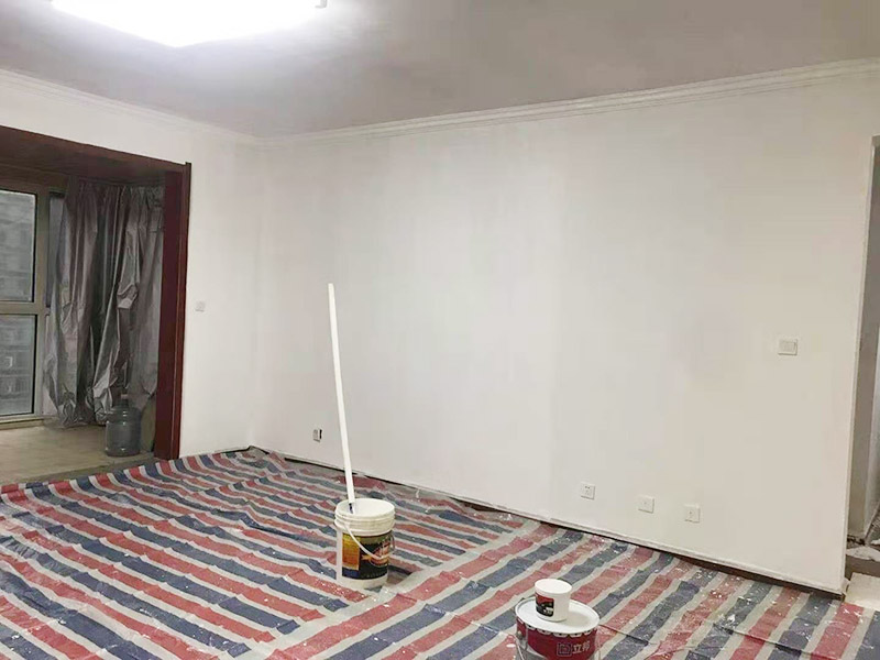 墻面粉刷滾乳膠漆：先將裝修表面上的灰塊、浮渣等雜物用開刀鏟除，如表面有油污，應(yīng)用清洗劑和清水洗凈，干燥后再用棕刷將表面灰塵清掃干凈;表面清掃后，再用底層石膏或嵌縫石膏將底層不平處填補(bǔ)好，石膏干透后局部需貼牛皮紙或?qū)Ｓ脡Σ歼M(jìn)行防裂處理，干透后進(jìn)行下一步施工。 遍應(yīng)用膠皮刮板滿刮，要求橫向刮抹平整、均勻、光滑，密實(shí)平整，線角及邊棱整齊為度。盡量刮薄，不得漏刮，接頭不得留槎，注意不要沾污門窗框及其他部位，否則應(yīng)及時清理。待遍膩?zhàn)痈赏负?，用粗砂紙打磨平整。注意操作要平衡，保護(hù)棱角，磨后用棕掃帚清掃干凈。 第二遍滿刮膩?zhàn)臃椒ㄍ椋文ǚ较蚺c前膩?zhàn)酉啻怪?。然后用粗砂紙打磨平整，否則必須進(jìn)行第三遍、第四遍，用300W太陽燈側(cè)照墻面或天棚面用粗砂紙打磨平整，用細(xì)砂紙打磨平整光滑為準(zhǔn)。