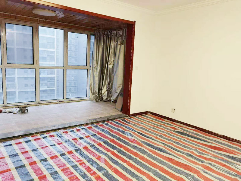 墻面粉刷滾乳膠漆：先將裝修表面上的灰塊、浮渣等雜物用開刀鏟除，如表面有油污，應(yīng)用清洗劑和清水洗凈，干燥后再用棕刷將表面灰塵清掃干凈;表面清掃后，再用底層石膏或嵌縫石膏將底層不平處填補(bǔ)好，石膏干透后局部需貼牛皮紙或?qū)Ｓ脡Σ歼M(jìn)行防裂處理，干透后進(jìn)行下一步施工。 遍應(yīng)用膠皮刮板滿刮，要求橫向刮抹平整、均勻、光滑，密實(shí)平整，線角及邊棱整齊為度。盡量刮薄，不得漏刮，接頭不得留槎，注意不要沾污門窗框及其他部位，否則應(yīng)及時清理。待遍膩?zhàn)痈赏负?，用粗砂紙打磨平整。注意操作要平衡，保護(hù)棱角，磨后用棕掃帚清掃干凈。 第二遍滿刮膩?zhàn)臃椒ㄍ?，但刮抹方向與前膩?zhàn)酉啻怪?。然后用粗砂紙打磨平整，否則必須進(jìn)行第三遍、第四遍，用300W太陽燈側(cè)照墻面或天棚面用粗砂紙打磨平整，用細(xì)砂紙打磨平整光滑為準(zhǔn)。