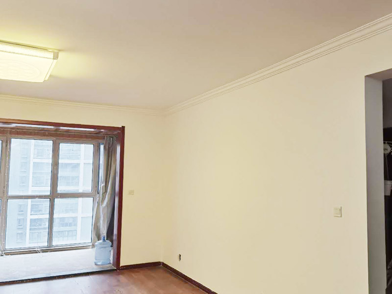 墻面粉刷滾乳膠漆：先將裝修表面上的灰塊、浮渣等雜物用開刀鏟除，如表面有油污，應(yīng)用清洗劑和清水洗凈，干燥后再用棕刷將表面灰塵清掃干凈;表面清掃后，再用底層石膏或嵌縫石膏將底層不平處填補(bǔ)好，石膏干透后局部需貼牛皮紙或?qū)Ｓ脡Σ歼M(jìn)行防裂處理，干透后進(jìn)行下一步施工。 遍應(yīng)用膠皮刮板滿刮，要求橫向刮抹平整、均勻、光滑，密實(shí)平整，線角及邊棱整齊為度。盡量刮薄，不得漏刮，接頭不得留槎，注意不要沾污門窗框及其他部位，否則應(yīng)及時清理。待遍膩?zhàn)痈赏负?，用粗砂紙打磨平整。注意操作要平衡，保護(hù)棱角，磨后用棕掃帚清掃干凈。 第二遍滿刮膩?zhàn)臃椒ㄍ?，但刮抹方向與前膩?zhàn)酉啻怪薄Ｈ缓笥么稚凹埓蚰テ秸?，否則必須進(jìn)行第三遍、第四遍，用300W太陽燈側(cè)照墻面或天棚面用粗砂紙打磨平整，用細(xì)砂紙打磨平整光滑為準(zhǔn)。