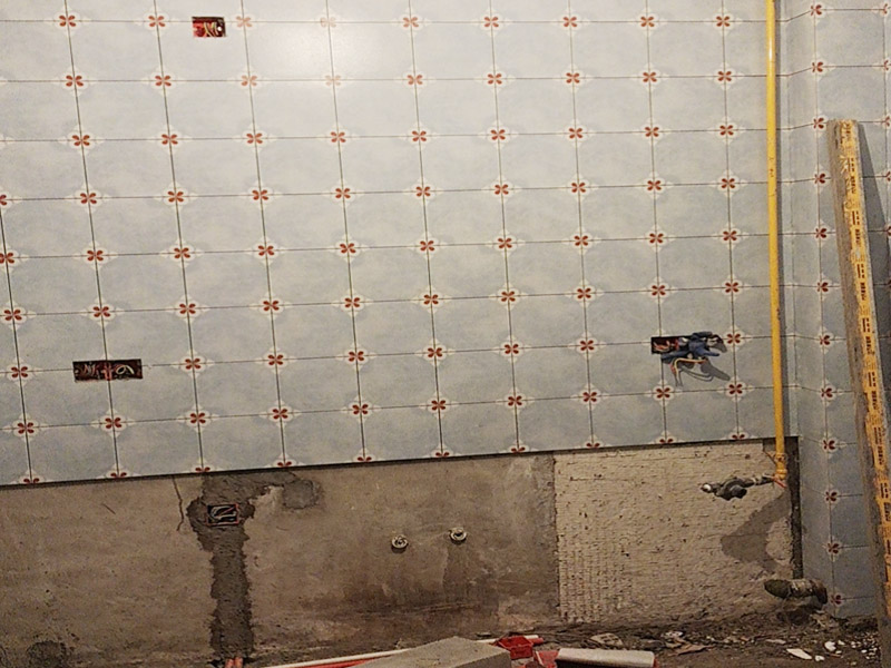 水電改造瓷磚鋪貼：工人按走向進(jìn)行墻面或地面開槽，開槽過程中，不允許出現(xiàn)墻面橫向開槽大于30cm的現(xiàn)象，因為橫向開槽將破壞整樓的承重，使得抗震能力降低而且墻面容易開裂。如果是保溫墻的話，開很長的橫槽有可能會導(dǎo)致開槽上部的保溫層整體脫落。墻面開槽一般都應(yīng)該是豎向垂直開槽。 埋入管線(包括布線和接好管道)和暗盒，電路施工時先安裝管路，然后再穿導(dǎo)線，這樣可以避免將來換線出現(xiàn)導(dǎo)線無法抽動的現(xiàn)象。穿管不能使用軟管，防止出現(xiàn)死角。同時電路接頭不要裸露在外面，應(yīng)該安裝在線盒內(nèi)，分線盒之間不允許有接頭。