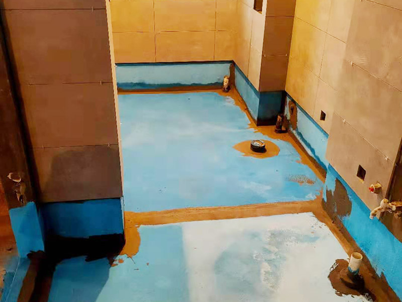 衛(wèi)生間防水施工：在衛(wèi)生間內(nèi)刷第一遍防水涂料，涂料高度、厚度需要達標;2、第一遍涂料干透之后，刷第二遍涂料;3、第二遍防水涂料干透后，在涂層表面鋪保護層;4、閉水實驗，地面上的水線需要維持在2cm以上，并在1天后，觀察是否會滲漏。