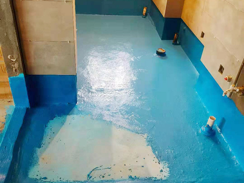 衛(wèi)生間防水施工：在衛(wèi)生間內(nèi)刷第一遍防水涂料，涂料高度、厚度需要達標;2、第一遍涂料干透之后，刷第二遍涂料;3、第二遍防水涂料干透后，在涂層表面鋪保護層;4、閉水實驗，地面上的水線需要維持在2cm以上，并在1天后，觀察是否會滲漏。
