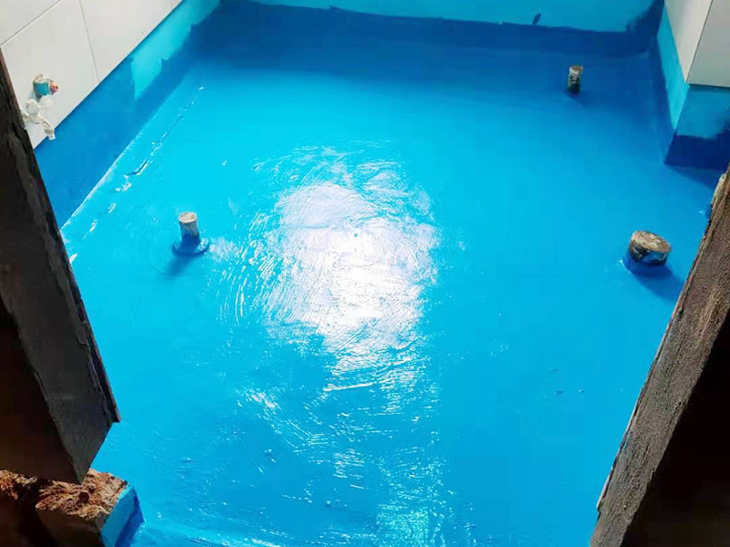 衛(wèi)生間防水施工：在衛(wèi)生間內(nèi)刷第一遍防水涂料，涂料高度、厚度需要達標;2、第一遍涂料干透之后，刷第二遍涂料;3、第二遍防水涂料干透后，在涂層表面鋪保護層;4、閉水實驗，地面上的水線需要維持在2cm以上，并在1天后，觀察是否會滲漏。