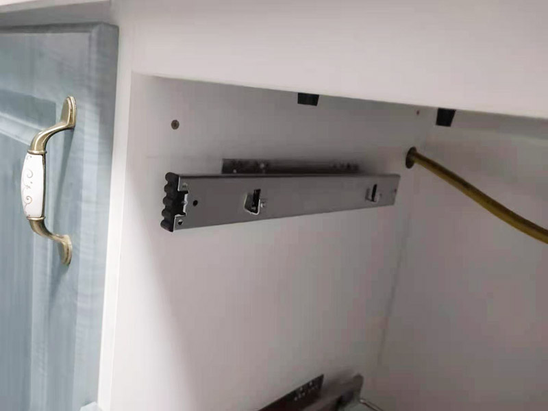 廚房安裝柜籃：首先將軌道的大小進(jìn)行匹配。然后選擇一個(gè)合適的鉆頭。因?yàn)樾枰獙⒙萁z固定住，這就需要有一個(gè)螺絲孔。不同的櫥柜材質(zhì)以及螺絲大小都需要不同的鉆頭。而且裝修者應(yīng)該根據(jù)該櫥柜拉籃螺絲的大小在櫥柜和墻體上都打出一個(gè)大小適中的螺絲孔。 在合適的位置上打造出合適的鉆孔之后，就需要安裝螺絲了。對(duì)于櫥柜的拉籃來(lái)說(shuō)，安裝時(shí)也需要一些漲塞，這樣才可以保證螺絲的固定更加結(jié)實(shí)，更加經(jīng)久耐用。當(dāng)然漲塞需要留出一部分在外面，這樣才方便放置拉籃。