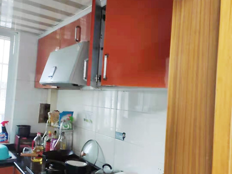 櫥柜門維修更換：首先要固定上軌道。軌道前飾面與柜櫥表面在同一平面，上導(dǎo)軌平放在預(yù)留位置。然后，將兩扇門放入導(dǎo)軌，使用水平或垂直尺測量門框的垂直度，調(diào)整上下導(dǎo)軌位置并固定。再次檢查門體是否與兩面平行，我們可以調(diào)整底輪，調(diào)整門體，達(dá)到邊框和兩邊的水平；最后將防跳裝置固定好