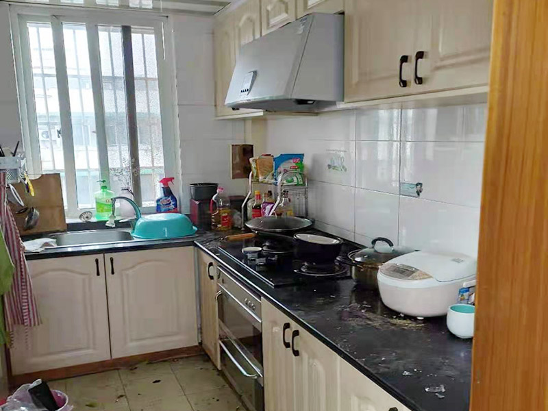 櫥柜門維修更換：首先要固定上軌道。軌道前飾面與柜櫥表面在同一平面，上導(dǎo)軌平放在預(yù)留位置。然后，將兩扇門放入導(dǎo)軌，使用水平或垂直尺測量門框的垂直度，調(diào)整上下導(dǎo)軌位置并固定。再次檢查門體是否與兩面平行，我們可以調(diào)整底輪，調(diào)整門體，達(dá)到邊框和兩邊的水平；最后將防跳裝置固定好