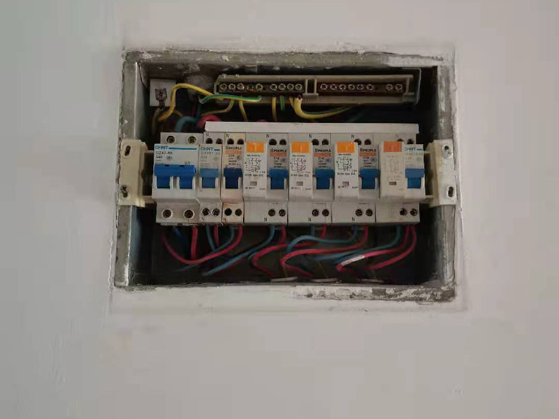 家庭空氣開關(guān)更換：可以先用電筆測試后面的火線是否有電，用電筆的探頭觸碰裸露銅絲，若果電筆發(fā)生反映就說明電路正常，是開關(guān)壞了，若果都沒反應(yīng)，可能是電路有問題，需要找專業(yè)電工進(jìn)行問題排查 更換方法很簡單，只要把固定螺絲松開用尖嘴鉗取下并裝到新的開關(guān)上即可（注意別把火線和零線裝反了，很多家庭開關(guān)往往開其狀態(tài)反而是關(guān)燈就是因?yàn)檠b反了，一般紅色標(biāo)志是火線，黑色或藍(lán)色是零線）