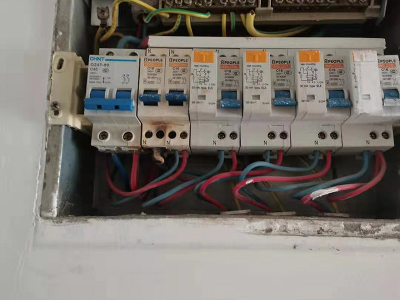 家庭空氣開關(guān)更換：可以先用電筆測試后面的火線是否有電，用電筆的探頭觸碰裸露銅絲，若果電筆發(fā)生反映就說明電路正常，是開關(guān)壞了，若果都沒反應(yīng)，可能是電路有問題，需要找專業(yè)電工進(jìn)行問題排查 更換方法很簡單，只要把固定螺絲松開用尖嘴鉗取下并裝到新的開關(guān)上即可（注意別把火線和零線裝反了，很多家庭開關(guān)往往開其狀態(tài)反而是關(guān)燈就是因?yàn)檠b反了，一般紅色標(biāo)志是火線，黑色或藍(lán)色是零線）