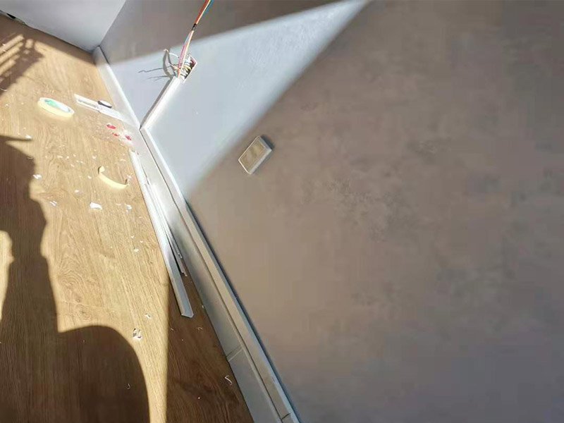 客廳明裝電路維修：從起始端到終結(jié)端，先干線支線找好水平線和垂直線。用粉線袋在線路中心彈線，并分均檔距，確定固定點(diǎn)位置。在固定點(diǎn)位置處用電錘鉆孔，然后埋入塑料脹管或傘型螺栓，供線槽固定。根據(jù)放置電線的截面大小及根數(shù)，選用適當(dāng)規(guī)格的線槽。 將線槽的底板橫平豎直地緊貼房屋墻壁、頂面的表面。固定線槽時(shí)，一般先固定兩端再固定中間。線槽對(duì)接縫與槽蓋對(duì)接縫應(yīng)錯(cuò)開并不小于10cm。槽底、槽蓋與各種附件相對(duì)接時(shí)，接縫處應(yīng)嚴(yán)密平整，固定牢固。盒子都應(yīng)兩點(diǎn)固定，各種附件角、轉(zhuǎn)角、三通等固定點(diǎn)不應(yīng)少于兩點(diǎn)。在線路分支接頭處應(yīng)采用相應(yīng)的接線箱。