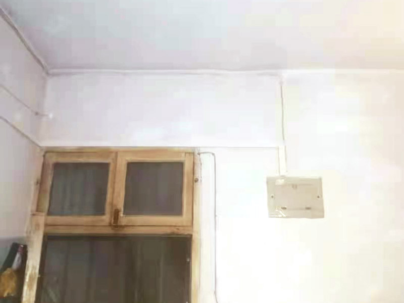 全屋明裝線(xiàn)路：畫(huà)框線(xiàn)：根據(jù)需要，在墻面的合適處畫(huà)出埋穴位置，并比照接線(xiàn)盒大?。ㄋ闹躡ai放大2&mdash;3毫米），畫(huà)出開(kāi)鑿范圍框線(xiàn)（兩個(gè)裝蓋孔應(yīng)保持水平）。 鑿框線(xiàn)：以平口鑿沿柜線(xiàn)垂直鑿出深溝，然后從框內(nèi)向框外斜鑿去磚角，反復(fù)進(jìn)行，并注意不得崩裂框線(xiàn)。 鑿穴孔：將框內(nèi)多余磚角鑿去，直至深度略大于接線(xiàn)盒高度，不得過(guò)淺或過(guò)深。 修乎穴孔：鑿平埋穴四周與穴底，以放人接線(xiàn)盒端正、服帖為宜。 現(xiàn)埋接線(xiàn)盒：裝正接線(xiàn)盒，敲去安裝孔蓋，對(duì)準(zhǔn)線(xiàn)槽，并使裝蓋面稍稍伸出磚砌面，且低于粉刷面3&mdash;5毫米，再用調(diào)成膏狀的水泥粘牢 穿線(xiàn)引入：利用線(xiàn)管內(nèi)事先穿入的引線(xiàn)，將待裝電線(xiàn)引入線(xiàn)管之中。