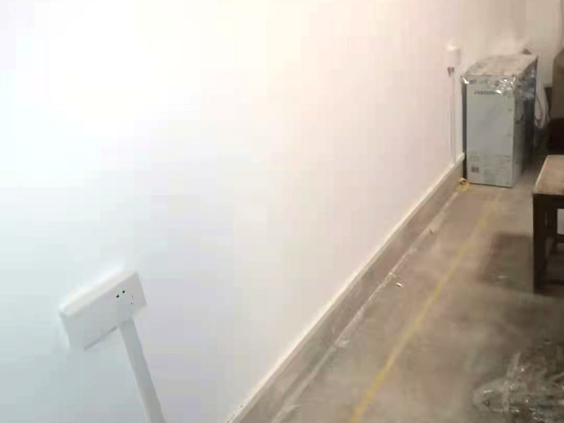 全屋明裝線(xiàn)路：畫(huà)框線(xiàn)：根據(jù)需要，在墻面的合適處畫(huà)出埋穴位置，并比照接線(xiàn)盒大?。ㄋ闹躡ai放大2&mdash;3毫米），畫(huà)出開(kāi)鑿范圍框線(xiàn)（兩個(gè)裝蓋孔應(yīng)保持水平）。 鑿框線(xiàn)：以平口鑿沿柜線(xiàn)垂直鑿出深溝，然后從框內(nèi)向框外斜鑿去磚角，反復(fù)進(jìn)行，并注意不得崩裂框線(xiàn)。 鑿穴孔：將框內(nèi)多余磚角鑿去，直至深度略大于接線(xiàn)盒高度，不得過(guò)淺或過(guò)深。 修乎穴孔：鑿平埋穴四周與穴底，以放人接線(xiàn)盒端正、服帖為宜。 現(xiàn)埋接線(xiàn)盒：裝正接線(xiàn)盒，敲去安裝孔蓋，對(duì)準(zhǔn)線(xiàn)槽，并使裝蓋面稍稍伸出磚砌面，且低于粉刷面3&mdash;5毫米，再用調(diào)成膏狀的水泥粘牢 穿線(xiàn)引入：利用線(xiàn)管內(nèi)事先穿入的引線(xiàn)，將待裝電線(xiàn)引入線(xiàn)管之中。