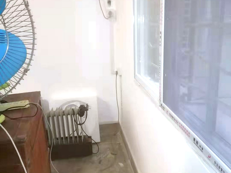 全屋明裝線(xiàn)路：畫(huà)框線(xiàn)：根據(jù)需要，在墻面的合適處畫(huà)出埋穴位置，并比照接線(xiàn)盒大小（四周bai放大2&mdash;3毫米），畫(huà)出開(kāi)鑿范圍框線(xiàn)（兩個(gè)裝蓋孔應(yīng)保持水平）。 鑿框線(xiàn)：以平口鑿沿柜線(xiàn)垂直鑿出深溝，然后從框內(nèi)向框外斜鑿去磚角，反復(fù)進(jìn)行，并注意不得崩裂框線(xiàn)。 鑿穴孔：將框內(nèi)多余磚角鑿去，直至深度略大于接線(xiàn)盒高度，不得過(guò)淺或過(guò)深。 修乎穴孔：鑿平埋穴四周與穴底，以放人接線(xiàn)盒端正、服帖為宜。 現(xiàn)埋接線(xiàn)盒：裝正接線(xiàn)盒，敲去安裝孔蓋，對(duì)準(zhǔn)線(xiàn)槽，并使裝蓋面稍稍伸出磚砌面，且低于粉刷面3&mdash;5毫米，再用調(diào)成膏狀的水泥粘牢 穿線(xiàn)引入：利用線(xiàn)管內(nèi)事先穿入的引線(xiàn)，將待裝電線(xiàn)引入線(xiàn)管之中。