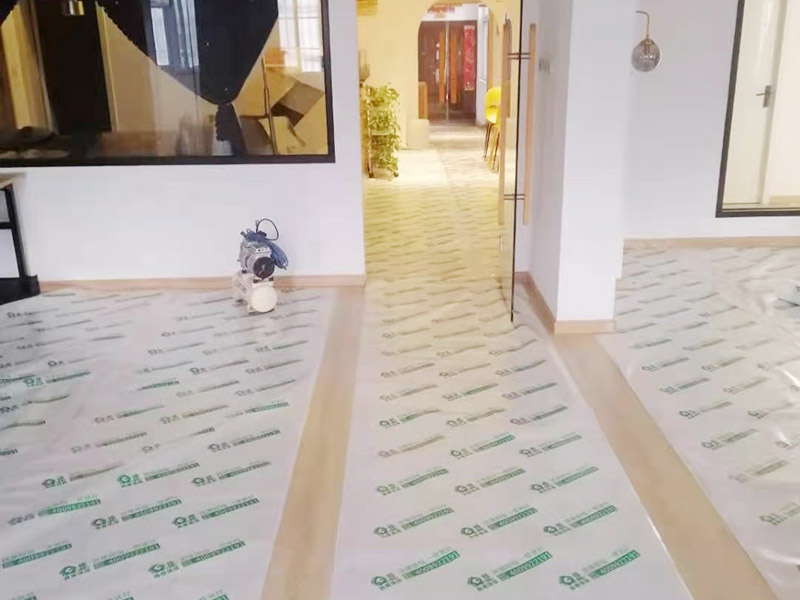 地板成品保護(hù)維修：防止磕碰：可以鋪一些柔軟耐沖擊的材料，加以防護(hù)。 防污染：后期的墻漆、膠水、有機(jī)溶劑有可能在施工中不慎滴落，污染木質(zhì)裝飾表面，可以鋪些隔離物加以防護(hù)。安裝過(guò)程中，應(yīng)注意輕拿輕放，不能碰傷、劃傷，好的鋁材應(yīng)貼好保護(hù)膜和標(biāo)簽。