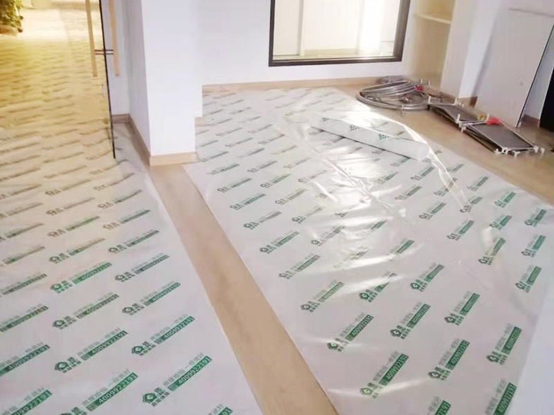 地板成品保護(hù)維修：防止磕碰：可以鋪一些柔軟耐沖擊的材料，加以防護(hù)。 防污染：后期的墻漆、膠水、有機(jī)溶劑有可能在施工中不慎滴落，污染木質(zhì)裝飾表面，可以鋪些隔離物加以防護(hù)。安裝過(guò)程中，應(yīng)注意輕拿輕放，不能碰傷、劃傷，好的鋁材應(yīng)貼好保護(hù)膜和標(biāo)簽。