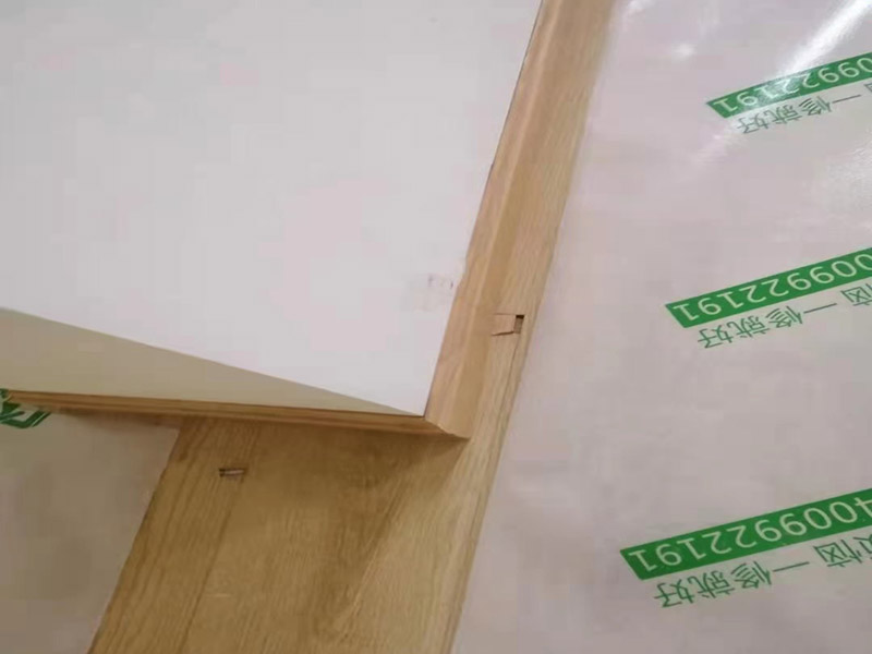 地板成品保護(hù)維修：防止磕碰：可以鋪一些柔軟耐沖擊的材料，加以防護(hù)。 防污染：后期的墻漆、膠水、有機(jī)溶劑有可能在施工中不慎滴落，污染木質(zhì)裝飾表面，可以鋪些隔離物加以防護(hù)。安裝過(guò)程中，應(yīng)注意輕拿輕放，不能碰傷、劃傷，好的鋁材應(yīng)貼好保護(hù)膜和標(biāo)簽。