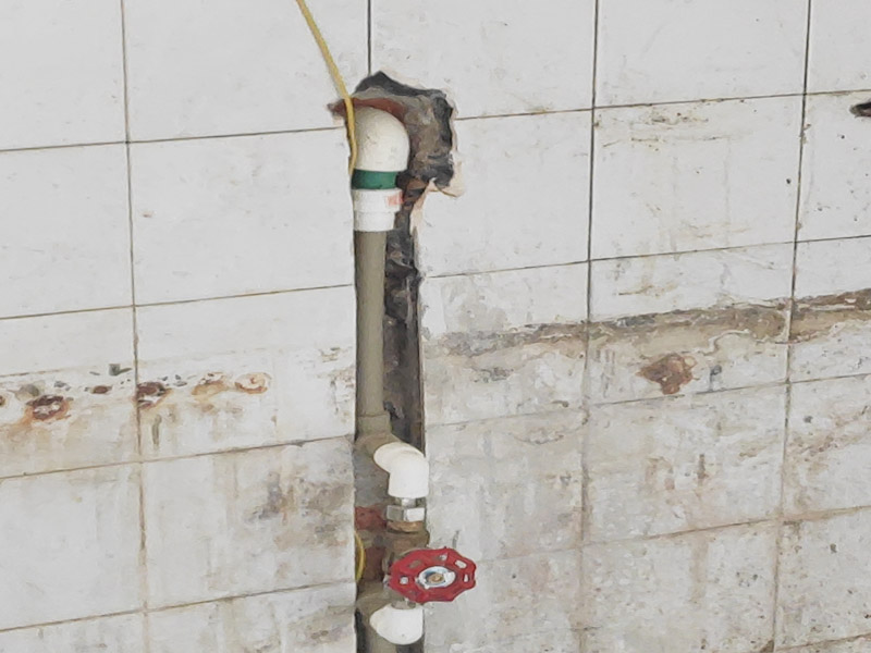 水電改造維修：水電改造，一定要注意查看原本的線路，比如電氣的原本線路設(shè)計(jì)情況、以及相關(guān)的照明，插座等是否采用分路控制的方式，這樣才能避免因?qū)υ揪€路的設(shè)計(jì)不了解而隨意檢查，造成不必要的麻煩。 水電維修改造，要檢查排水設(shè)施，通常情況下，在家裝中對(duì)于水電的改造是比較常見(jiàn)的，而這樣的情況下需要注意檢查排水系統(tǒng)，避免因改造中出現(xiàn)的一些疏忽，直接導(dǎo)致排水出現(xiàn)不暢通、或者是堵塞現(xiàn)象。