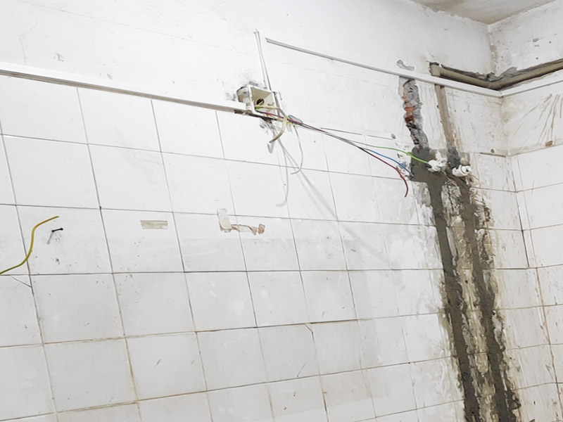 水電改造維修：水電改造，一定要注意查看原本的線路，比如電氣的原本線路設(shè)計(jì)情況、以及相關(guān)的照明，插座等是否采用分路控制的方式，這樣才能避免因?qū)υ揪€路的設(shè)計(jì)不了解而隨意檢查，造成不必要的麻煩。 水電維修改造，要檢查排水設(shè)施，通常情況下，在家裝中對(duì)于水電的改造是比較常見(jiàn)的，而這樣的情況下需要注意檢查排水系統(tǒng)，避免因改造中出現(xiàn)的一些疏忽，直接導(dǎo)致排水出現(xiàn)不暢通、或者是堵塞現(xiàn)象。