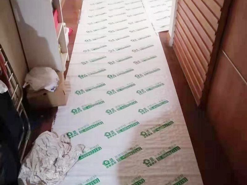 衛(wèi)生間滲水維修：若是衛(wèi)生間的局部地方出現(xiàn)漏水，最有可能造成這個問題的原因是防水層的損壞，這個時候我們需要吧漏水區(qū)域的防水層重新裝修過，就可以了。但是在進行維修的時候，需要特別注意，由于我們是對一部分區(qū)域進行維修，因此和之前的用的防水層不能有太大的差別，以免自由局部損壞，造成整體損壞。 地漏通道在進行長時間的使用，也有可能會出現(xiàn)老化的問題，這個時候需要對原有的地漏進行更換，但是在更換的時候，要注意保持地漏下水管的清潔，以免造成地漏堵塞，或污水流進樓下的用戶家中，這就不好了。