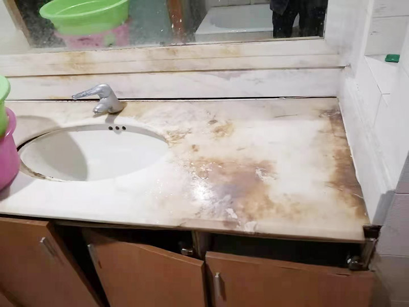 衛(wèi)生間滲水維修：若是衛(wèi)生間的局部地方出現(xiàn)漏水，最有可能造成這個問題的原因是防水層的損壞，這個時候我們需要吧漏水區(qū)域的防水層重新裝修過，就可以了。但是在進行維修的時候，需要特別注意，由于我們是對一部分區(qū)域進行維修，因此和之前的用的防水層不能有太大的差別，以免自由局部損壞，造成整體損壞。 地漏通道在進行長時間的使用，也有可能會出現(xiàn)老化的問題，這個時候需要對原有的地漏進行更換，但是在更換的時候，要注意保持地漏下水管的清潔，以免造成地漏堵塞，或污水流進樓下的用戶家中，這就不好了。