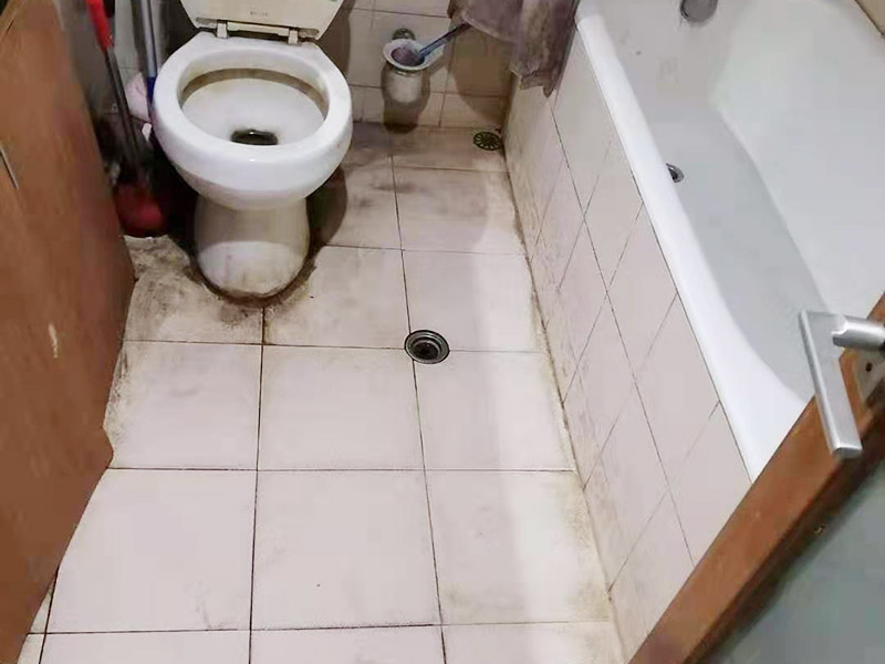 衛(wèi)生間滲水維修：若是衛(wèi)生間的局部地方出現(xiàn)漏水，最有可能造成這個問題的原因是防水層的損壞，這個時候我們需要吧漏水區(qū)域的防水層重新裝修過，就可以了。但是在進行維修的時候，需要特別注意，由于我們是對一部分區(qū)域進行維修，因此和之前的用的防水層不能有太大的差別，以免自由局部損壞，造成整體損壞。 地漏通道在進行長時間的使用，也有可能會出現(xiàn)老化的問題，這個時候需要對原有的地漏進行更換，但是在更換的時候，要注意保持地漏下水管的清潔，以免造成地漏堵塞，或污水流進樓下的用戶家中，這就不好了。