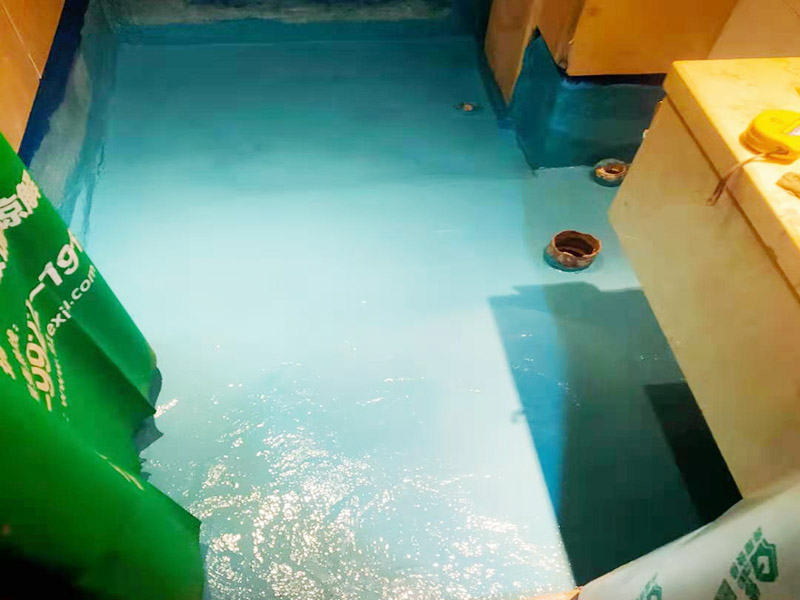 地面刷第五次防水：基層清理先將基層表面上的灰皮用鏟刀除掉，用笤帚將塵土、砂粒等雜物清掃干凈，尤其是管根，地漏和排水口等部位要仔細(xì)清理。 涂覆根據(jù)工程的特點(diǎn)和要求，選擇適當(dāng)?shù)墓し?。涂覆時(shí)要盡量均勻，不能有局部沉積，并要求多滾刷幾次使涂料與基層之間密實(shí)，不留氣泡，粘結(jié)嚴(yán)實(shí)。 保護(hù)層與裝飾層須在防水層完成2天后進(jìn)行。為了抹砂漿時(shí)施工方便，也可在防水層后一遍涂覆后，立即撒上干凈的中粗砂。