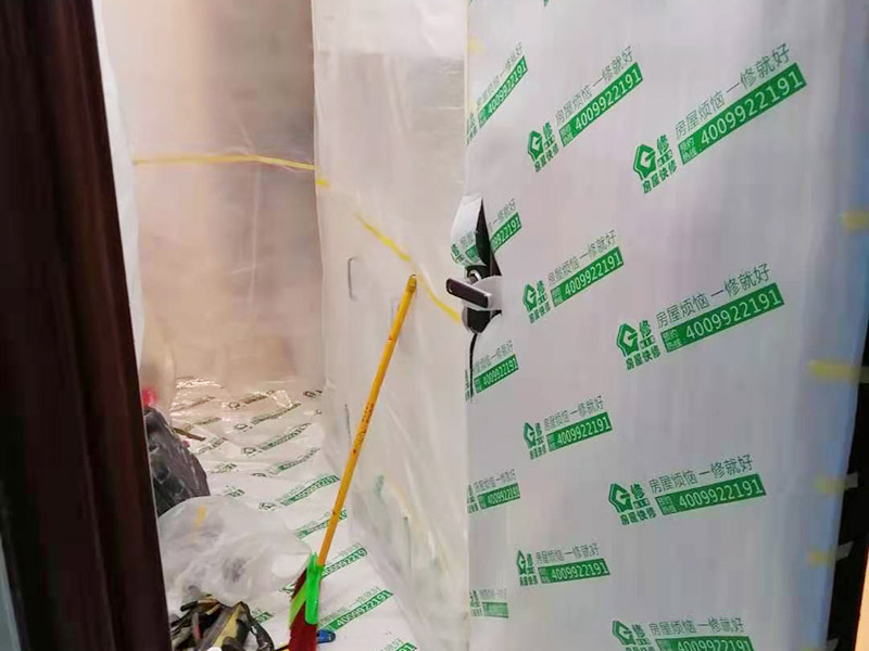 走廊保護裝修施工：各種裝修物料的進場以及各種建筑裝修垃圾的清理，都會經過入戶門，這些物品在搬運的過程中，難免會和入戶門發(fā)生磕碰，造成入戶門的磕碰劃傷，所以，第一個需要做好成品保護的地方就是入戶門。 做法：在裝修開工前直到家具進場期間，都需要對入戶門進行保護！可以使用成品保護膜將門包裹。
