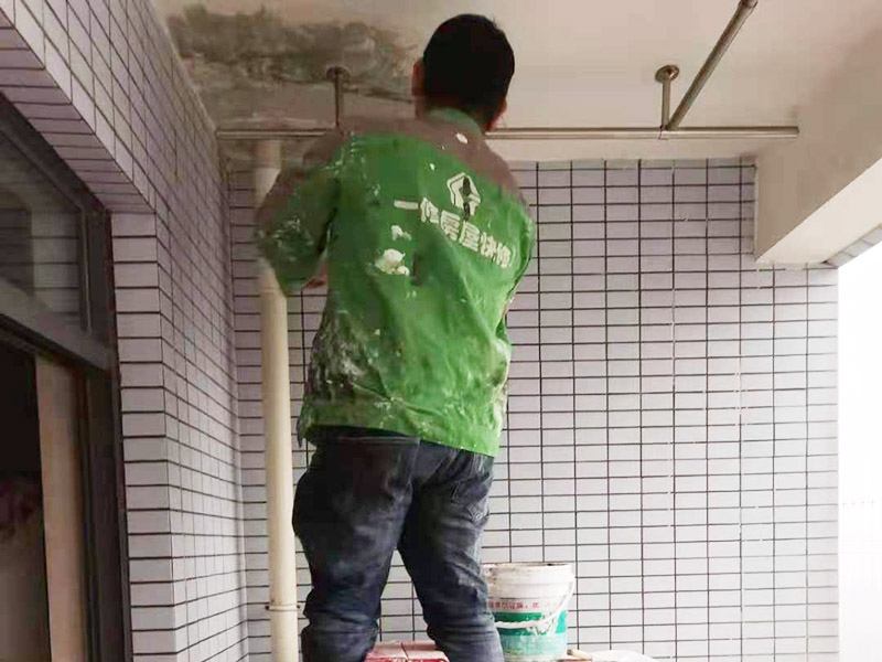 陽臺(tái)頂面掉皮：需要先把出現(xiàn)問題的地方鏟除，并將鏟除部分的邊緣磨平滑后，重新刮一次膩?zhàn)?，上底漆，再刷再涂。?dāng)墻面剝落比較嚴(yán)重時(shí)，需要考慮對(duì)基層做加固處理。步驟是先將原墻體鏟除至墻面基層，然后用界面劑或者封固底漆重新涂刷一遍，最后再按照粉刷石膏找平、貼網(wǎng)格布(加固防裂)、批刮墻襯三遍后打磨平整。