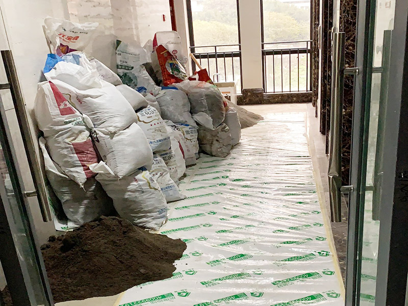 保護措施建渣處理：1、各工種在施工中不得污染、損壞其他工種的成品和半成品。 2、材料表面保護膜應在工程竣工時拆除。 3、易碎、易崩邊的已加工好的石材板材，不得長期受雨淋，并應采取立方，光面相對，板塊下應支墊木方，現(xiàn)場搬運時也應按上述要求。特別要注意防止成品石材在運輸和堆放過程中角部的損壞（如采用塑料護角）。 4、施工過程中材料搬運過程中應注意防止損壞電梯、樓道內(nèi)已裝修好的墻面、頂棚和門窗等。