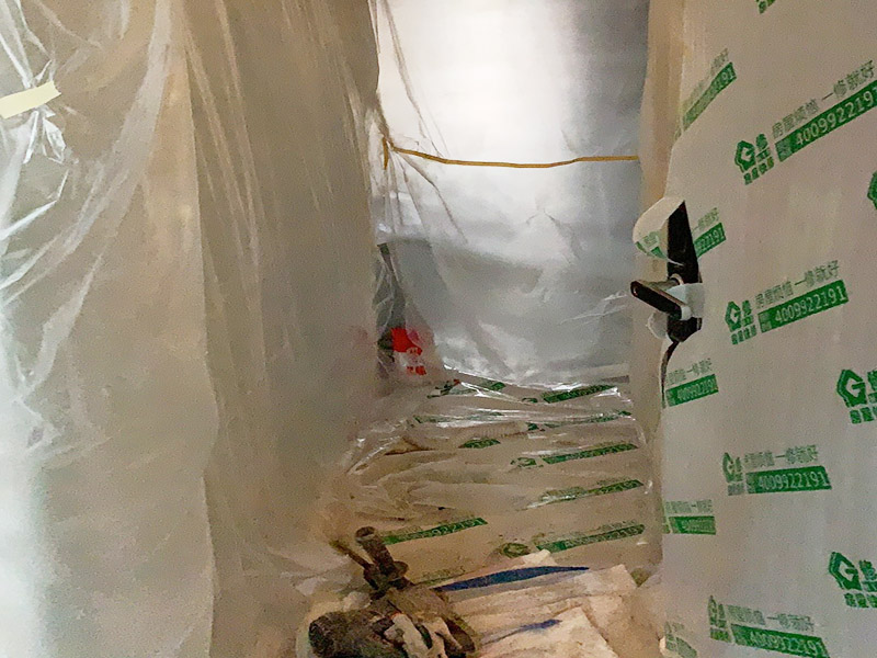 保護措施建渣處理：1、各工種在施工中不得污染、損壞其他工種的成品和半成品。 2、材料表面保護膜應在工程竣工時拆除。 3、易碎、易崩邊的已加工好的石材板材，不得長期受雨淋，并應采取立方，光面相對，板塊下應支墊木方，現(xiàn)場搬運時也應按上述要求。特別要注意防止成品石材在運輸和堆放過程中角部的損壞（如采用塑料護角）。 4、施工過程中材料搬運過程中應注意防止損壞電梯、樓道內(nèi)已裝修好的墻面、頂棚和門窗等。