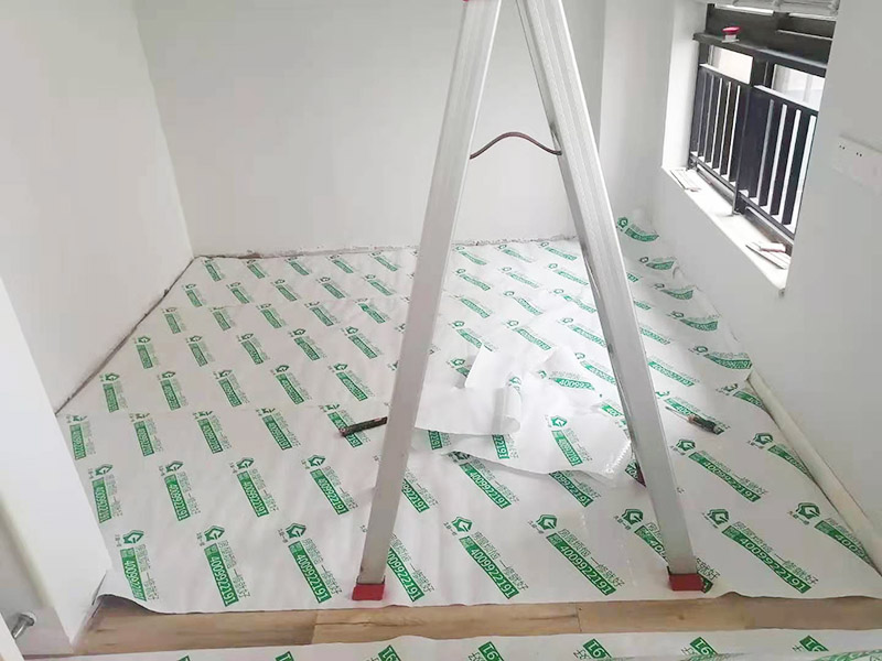 家具安裝成品保護(hù)入戶門扇用公司統(tǒng)一的門貼進(jìn)行全面包裹保護(hù)，用透明膠帶將保護(hù)膜粘貼牢固平整。 用標(biāo)準(zhǔn)保護(hù)膜將門框三面保護(hù)完整并固定牢固。 工程完工后拆除保護(hù)膜時(shí)如果有粘貼時(shí)的膠痕，應(yīng)用酒精或?qū)Ｓ玫那逦蹌┣宄z痕。 木地板施工前，將地面用吸塵器清理干凈。 木地板施工后，用產(chǎn)品自帶的防潮墊或標(biāo)準(zhǔn)保護(hù)在通道鋪貼進(jìn)行保護(hù)。