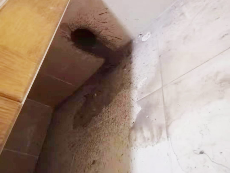 墻面電路改造案例：先進(jìn)行定位，完成定位之后，師傅會按照定位和電路走向，進(jìn)行開槽布線，開的槽要橫平豎直，這樣才是規(guī)范的做法。布線都是使用線管進(jìn)行暗埋，有PVC和冷彎管兩種，冷彎管彎曲效果很好，不會斷裂，是布線不錯的選擇，它的轉(zhuǎn)角有一定弧度，線可以隨便更換，不需要開墻。