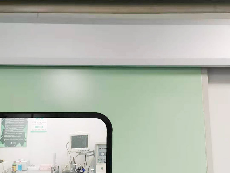 感應(yīng)門安裝維修：上、下門軸必須在一條垂直線上，玻璃門必須由一根鋼結(jié)構(gòu)的橫梁構(gòu)成，上門軸必須焊接到橫梁上，因為上門軸是整個玻璃門的支撐點，必須牢固。上梁禁止使用薄木龍骨結(jié)構(gòu)，因為上門軸和木龍骨結(jié)構(gòu)之間的連接點只能用自攻螺釘固定。由于打開的門的數(shù)量，隨著時間的推移，上門軸會容易脫落，造成危險。 埋設(shè)地彈簧時，應(yīng)在原地面上刻一個長方形的方形坑，其周長大于地彈簧底座的10毫米，用于塞住高檔水泥砂漿，并起到牢固的作用。