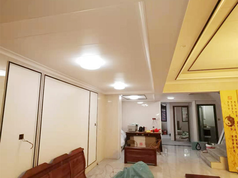 客廳造型安裝：客廳吊頂施工準備,客廳吊頂施工準備包含檢查設備管道是否安裝完畢、檢查結(jié)構(gòu)尺寸與設計圖是否相符、準備好吊頂安裝材料和工具等工作。 安裝龍骨,龍骨分為兩個,分別是主龍骨和次龍骨。在進行安裝時,要先將每條主龍骨吊到稍高于標高線的位置上臨時固定,假如吊頂面積較大,可分成多個部分,依次吊裝。安裝完主龍骨之后,在安裝次龍骨就行了。