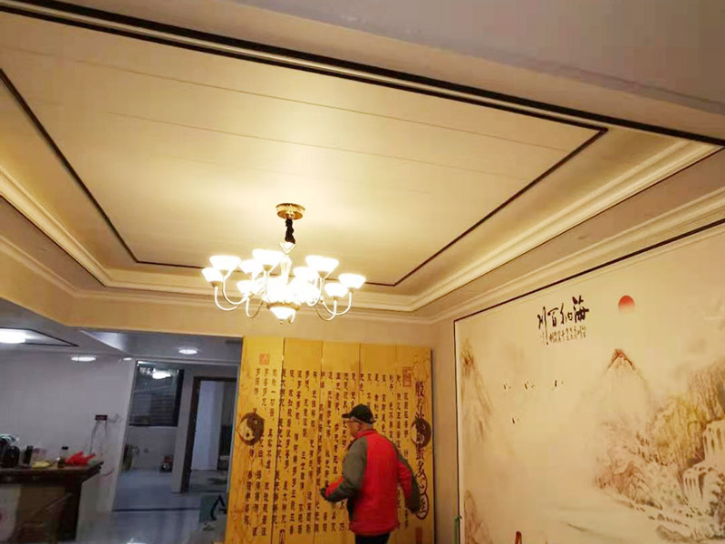 客廳造型安裝：客廳吊頂施工準備,客廳吊頂施工準備包含檢查設備管道是否安裝完畢、檢查結(jié)構(gòu)尺寸與設計圖是否相符、準備好吊頂安裝材料和工具等工作。 安裝龍骨,龍骨分為兩個,分別是主龍骨和次龍骨。在進行安裝時,要先將每條主龍骨吊到稍高于標高線的位置上臨時固定,假如吊頂面積較大,可分成多個部分,依次吊裝。安裝完主龍骨之后,在安裝次龍骨就行了。