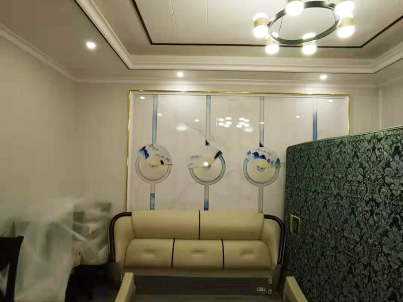 客廳造型安裝：客廳吊頂施工準備,客廳吊頂施工準備包含檢查設備管道是否安裝完畢、檢查結(jié)構(gòu)尺寸與設計圖是否相符、準備好吊頂安裝材料和工具等工作。 安裝龍骨,龍骨分為兩個,分別是主龍骨和次龍骨。在進行安裝時,要先將每條主龍骨吊到稍高于標高線的位置上臨時固定,假如吊頂面積較大,可分成多個部分,依次吊裝。安裝完主龍骨之后,在安裝次龍骨就行了。