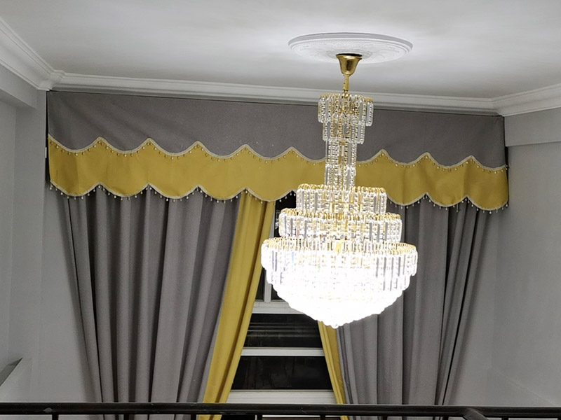 水晶吊燈安裝：安裝水晶吊燈應(yīng)首先確定安裝位置，并注意房間和水晶吊燈的尺寸。 在優(yōu)雅的大房子里，水晶吊燈是最好的裝飾，尤其是在客廳。足夠大的水晶吊燈將使整個房間更加充實，高端大氣。 但是如果大型水晶吊燈在中型房間中就會顯得過于擁擠，那么安裝一個較小的水晶吊燈會更完美。 安裝水晶吊燈時，必須考慮其重量。當(dāng)?shù)鯚舻闹亓砍^3kg時，應(yīng)使用預(yù)埋吊鉤或螺栓將其固定。當(dāng)軟線吊燈的重量超過1kg時，應(yīng)增加吊鏈。