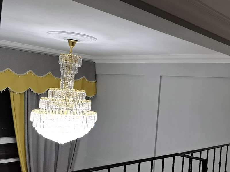 水晶吊燈安裝：安裝水晶吊燈應(yīng)首先確定安裝位置，并注意房間和水晶吊燈的尺寸。 在優(yōu)雅的大房子里，水晶吊燈是最好的裝飾，尤其是在客廳。足夠大的水晶吊燈將使整個房間更加充實，高端大氣。 但是如果大型水晶吊燈在中型房間中就會顯得過于擁擠，那么安裝一個較小的水晶吊燈會更完美。 安裝水晶吊燈時，必須考慮其重量。當(dāng)?shù)鯚舻闹亓砍^3kg時，應(yīng)使用預(yù)埋吊鉤或螺栓將其固定。當(dāng)軟線吊燈的重量超過1kg時，應(yīng)增加吊鏈。