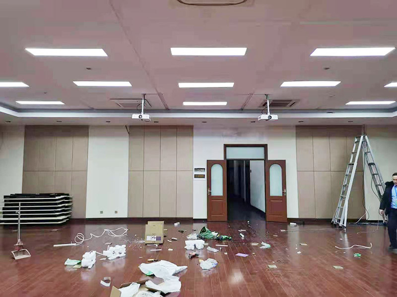 投影儀安裝案例：投影儀正向吊掛在天花板上進行投射畫面。優(yōu)點：不用擔心小孩搞破壞，也不用擔心客廳空間小占位置，一次安裝一步到位，不用頻繁地調(diào)節(jié)！缺點：由于布線長，可能會引起信號衰減，從而影響到投影效果。第一次安裝時，如何布線，如何計算與幕布之間的合理距離等都要費一點腦力。裝好之后，后期維護也不方便，如除塵，換過濾網(wǎng)，清潔鏡頭等日常維護基本就很難進行了。