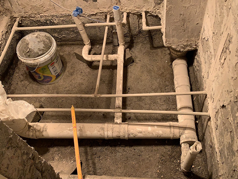 衛(wèi)生間拆除裝修：拆磚應(yīng)從下至上進(jìn)行，在施工過程中對(duì)地面及時(shí)進(jìn)行處理，以免因垃圾過多從而影響后面的工作。同時(shí)要處理好房?jī)?nèi)的防水層。拆除插座與水龍頭附近的瓷磚時(shí)應(yīng)小心，以免損壞水電設(shè)備。為了加快房屋翻新的進(jìn)度，在拆完衛(wèi)生間瓷磚后應(yīng)立即將現(xiàn)場(chǎng)的雜物處理干凈。