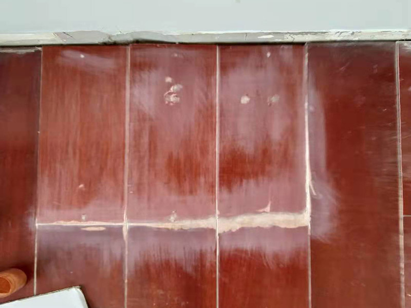 地板小面積修補：如果局部破損面積較小，找到劃傷磨損的強化木地板，對于已經(jīng)磨損的木地板，先用水磨砂紙濕肥皂水將木地板表面略磨，但勿磨得太深，勿弄濕木地板表面，然后用干布抹將其凈。如想重打專用地板油，要先將舊地板油完全磨去，吸光凈木屑塵埃，用較干的濕布將舊木糠完全抹去，待強化木地板完全干燥后，用軟毛掃將地板油均勻地涂于該木地板上，待數(shù)小時才會完全干透。