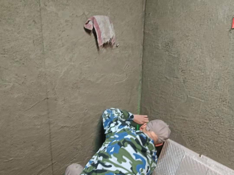 浴室找平貼磚：在鋪貼瓷磚前，我們要先把還沒涂抹水泥的地磚鋪在地上，并敲平，然后在地磚上涂滿水泥，鋪在地面，鋪地磚的過程中要對(duì)齊四塊磚的對(duì)角位置。  另外，在鋪貼瓷磚時(shí)也要講究鋪貼順序，在鋪地磚時(shí)應(yīng)從內(nèi)向外貼，有坡度或地漏的地方，要注意排水方向找坡，而墻面磚應(yīng)從下往上貼，底層的瓷磚要最后貼，這樣鋪貼出來才美觀，鋪完地磚后還要壓地磚。