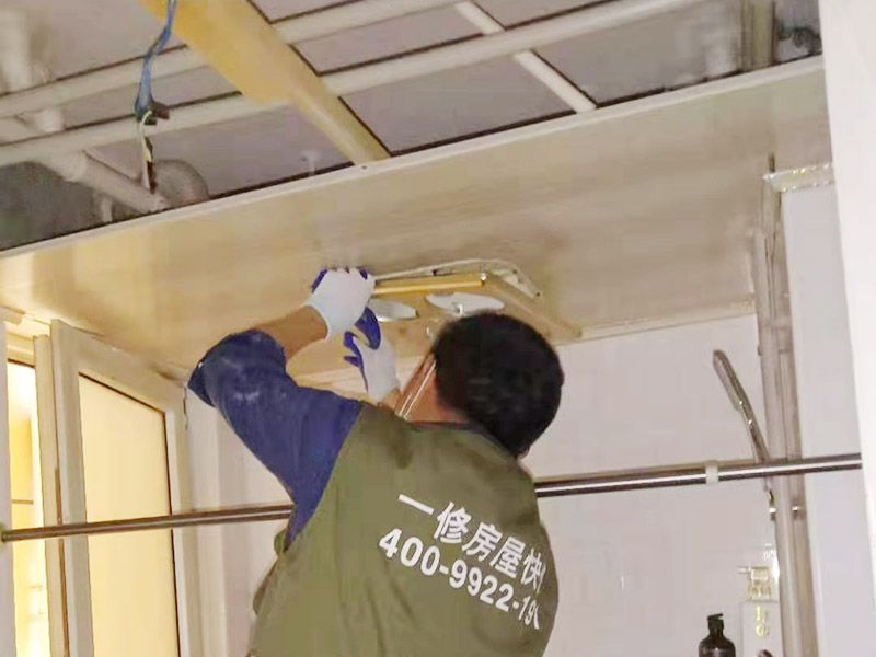 廚房管道改造：家裝管道系統(tǒng)施工：房子里明裝的管道,適合于土建的粉飾作業(yè)結束之后施行,配裝之前,需要幫助土建準確的預留或者是預埋孔洞以及套管。 給水位置布置：明敷的給水立管宜布置在靠近用水量大的衛(wèi)生器具的墻角、墻邊或立柱旁。 給水系統(tǒng)布置三不：明敷的給水管不得穿越臥室、儲藏室以及煙道、風道；給水管道不得緊挨熱； 給水立管距熱水器或者灶邊凈距不得小于400mm，當條件不具備時，但最小凈距不得小于200mm。