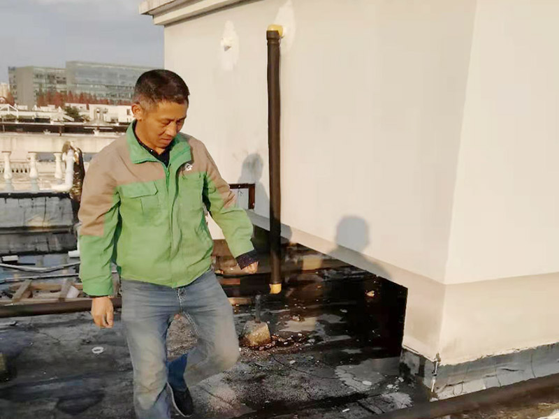 進(jìn)出水管安裝維修：水路改造大部分走暗管，而水的特性是水往低處流。如果管路走地下，一但發(fā)生漏水很難及時發(fā)現(xiàn)，只有水漫金山或者地板變形以及漏到樓下，才會發(fā)現(xiàn)漏水，且由于水管暗埋很難查出漏水之處。這時巨大的損失更是無法挽回，甚至嚴(yán)重的影響了友好的鄰里關(guān)系;如果水管走頂部，可能水改時費用高些，但做為一項長遠(yuǎn)投資來看，是值得的。水管走頂，即使漏水，也能夠及時發(fā)現(xiàn)，便于檢修，損失也較小。