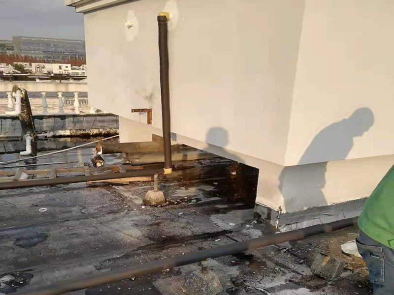 進(jìn)出水管安裝維修：水路改造大部分走暗管，而水的特性是水往低處流。如果管路走地下，一但發(fā)生漏水很難及時發(fā)現(xiàn)，只有水漫金山或者地板變形以及漏到樓下，才會發(fā)現(xiàn)漏水，且由于水管暗埋很難查出漏水之處。這時巨大的損失更是無法挽回，甚至嚴(yán)重的影響了友好的鄰里關(guān)系;如果水管走頂部，可能水改時費用高些，但做為一項長遠(yuǎn)投資來看，是值得的。水管走頂，即使漏水，也能夠及時發(fā)現(xiàn)，便于檢修，損失也較小。